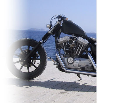 Böse, schwarze Harley Davidson vor himmelblauem Hintergrund